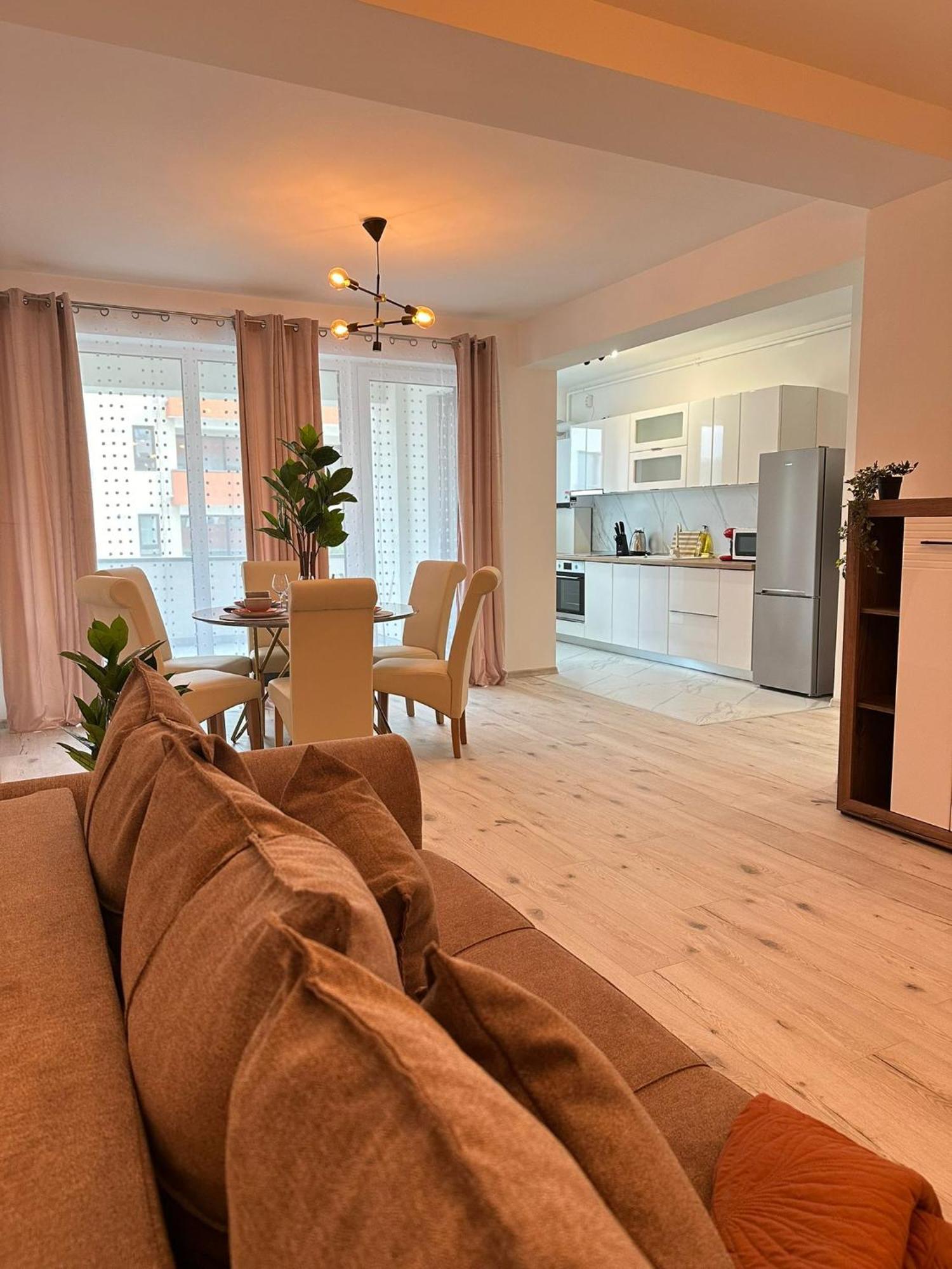 Luxury Near Station And Mall With Parking